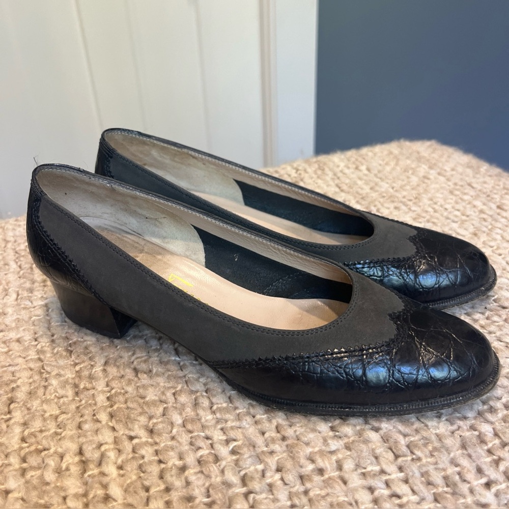 Salvatore FERRAGAMO Black Gray Suede Croc Leather Low Heel Spectator Pump Sz 6 B